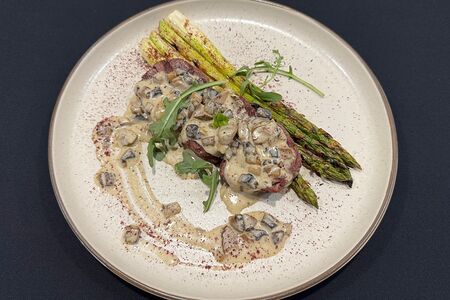 Медальоны из телятины с грибным соусом и зеленой спаржей