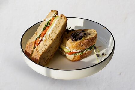 Сэндвич с лососем и огурцом 