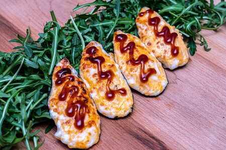 Запеченные Мидии в ракушках под чесночно-сырным соусом