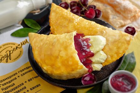 Чебурек с вишней и бананом