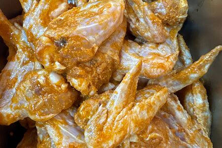Сырые куриные крылья