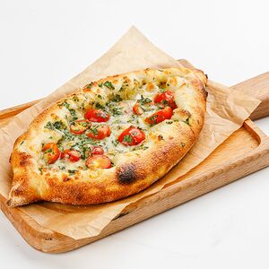 Хачапури с копченым сулугуни, томатами и кинзой