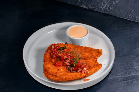Куриная грудка в панировке с соусом Сальса и сырным соусом 