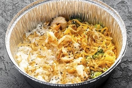 Горячий рис с креветками и овощами