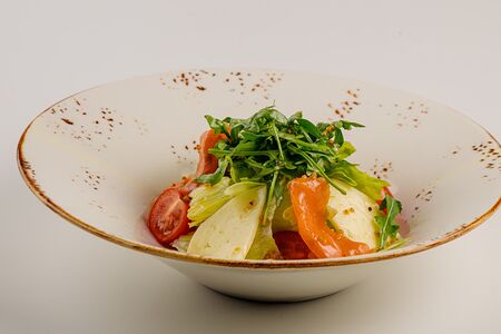 Салат с лососем холодного копчения и козьим сыром