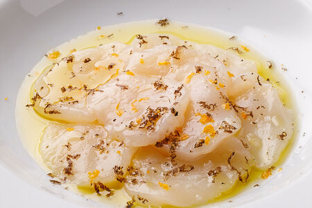 Гребешок с черным трюфелем и соусом ладолемоно