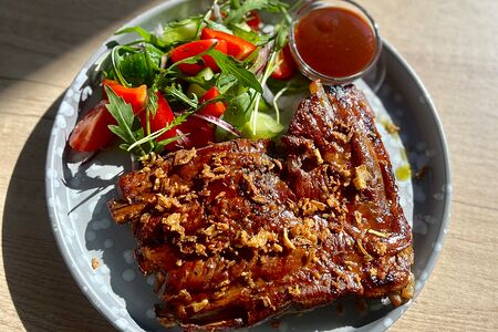 Томленые свиные ребра с овощным миксом