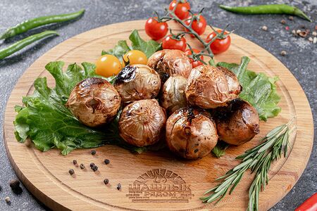 Запечённый лук на мангале