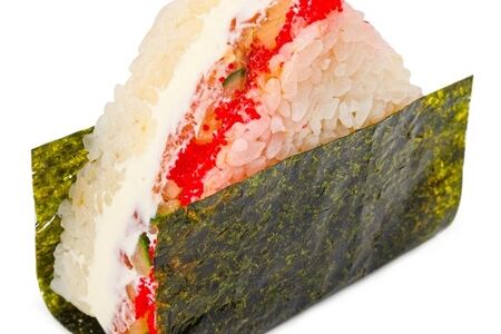 Онигири с лососем