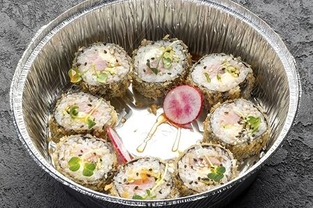 Тёплый ролл с тунцом и авокадо