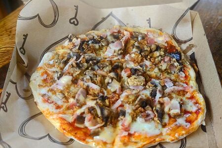 Пицца с грибами и беконом