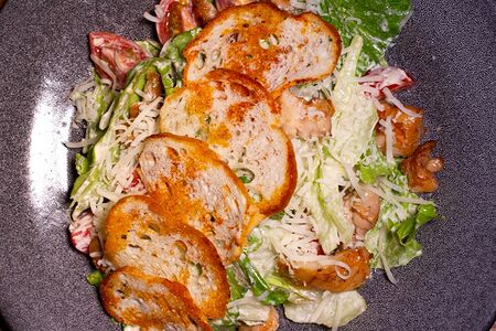 Салат Цезарь с курицей