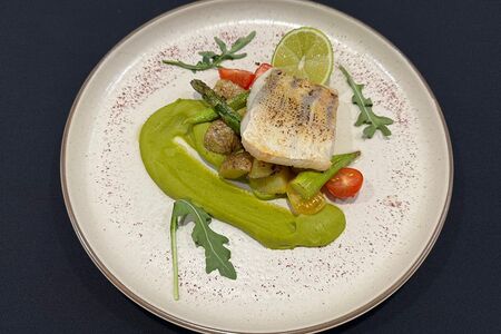 Филе судака с муссом из зеленого горошка и сезонными овощами 