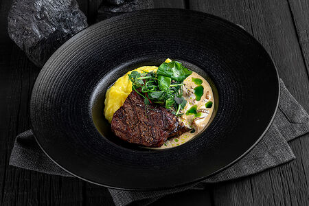 Вырезка из фермерского бычка на картофельном пюре