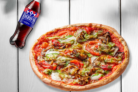 Пицца с овощами гриль и Evervess Кола