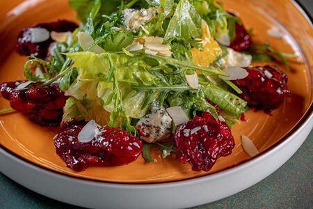 Тёплый салат с печенью в брусничном соусе с миндалём и сыром дорблю