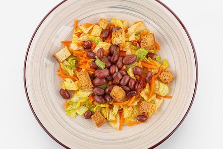 Салат с фасолью и сухариками