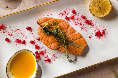 Стейк из кижуча с цитрусовым соусом 