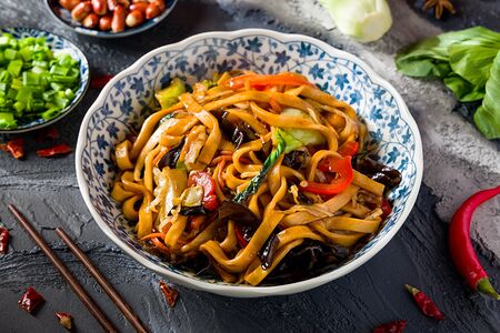 Лапша на воке с овощами