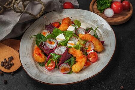 Тайский салат с креветкой темпура