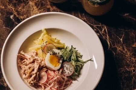 Окрошка с копченой курицей на квасе