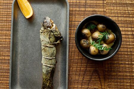 Форель с виноградом, картофель жжёный, соус из тархуна 