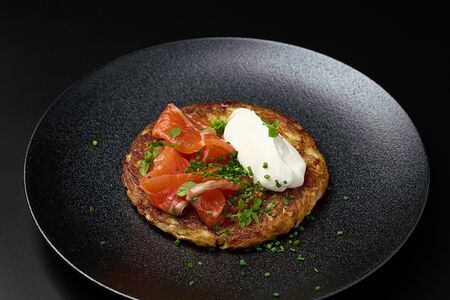 Картофельный драник с маринованной форелью