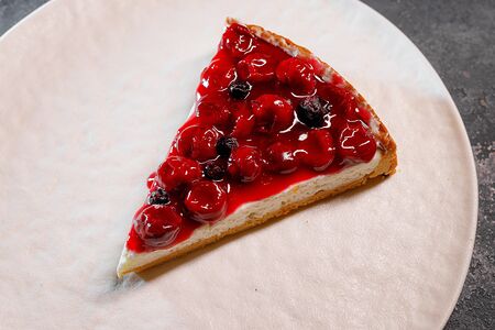 Тарт с вишней и черной смородиной