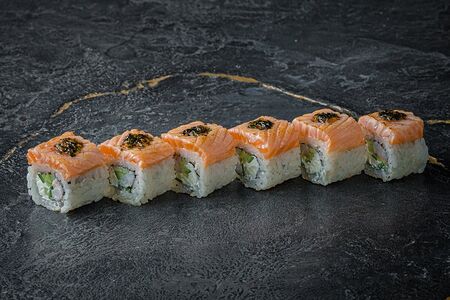 Ролл лосось с соусом чимичури