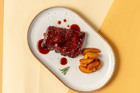 Свиные ребра с грибным соусом и жареным картофелем