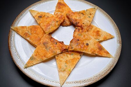 Лепешка, жаренная с зеленым луком