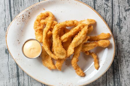 Куриные палочки с острым сырным соусом