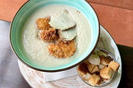 Суп крем из цветной капусты с индейкой пастрами