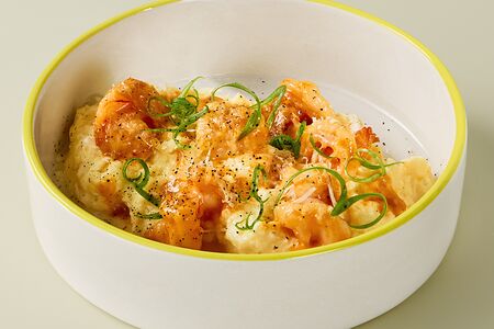 Скрембл с креветками и соусом том ям