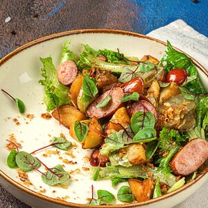 Теплый салат с охотничьими колбасками от шефа