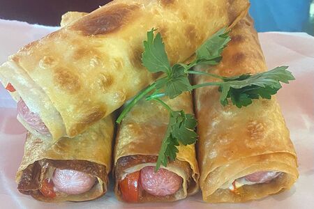 Сосиска в лаваше с сыром и помидором