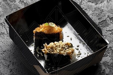 Гункан с лососем