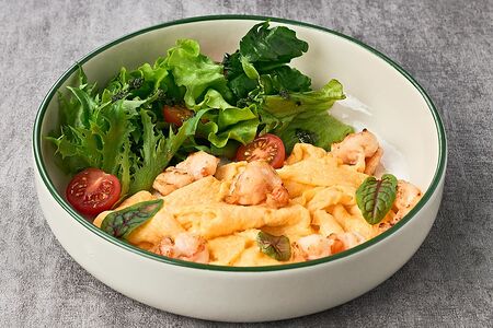 Скрэмбл с креветками, микс-салатом и чиабаттой