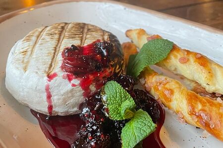 Запеченный сыр камамбер 