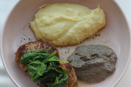 Домашние котлеты с воздушным пюре и грибным соусом