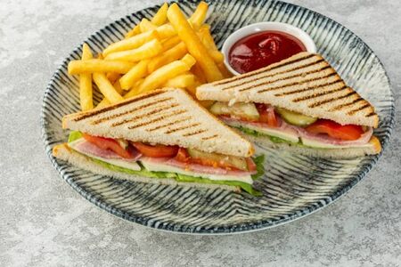 Сэндвич с ветчиной и картофелем фри