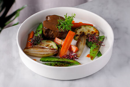 Аргентинская говядина с сезонными овощами и соусом из красного вина