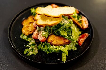 Салат Цезарь с курицей