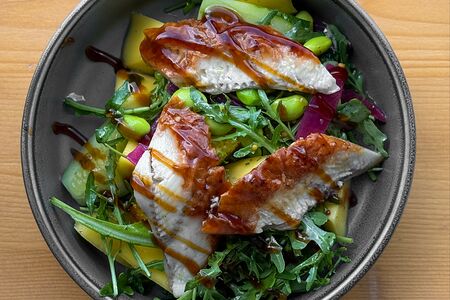 Салат с угрем и манго