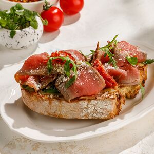 Брускетта с ростбифом