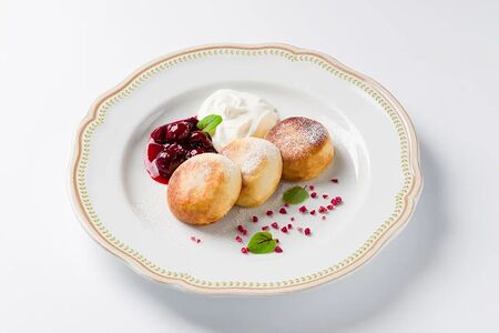 Сырники с вишневым соусом и сметаной