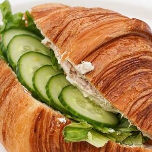 Круассан с пастой из тунца, огурцом и зеленью
