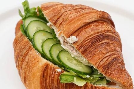 Круассан с пастой из тунца, огурцом и зеленью
