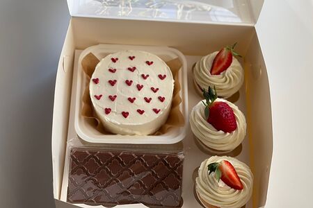 Набор нежный Бенто-торт и 3 капкейка и дубайский шоколад