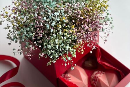 Подарочная шкатулка с гипсофилой и дубайским шоколадом